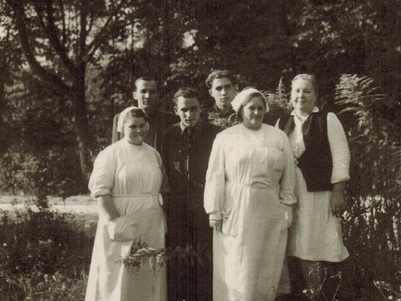 W ogrodzie szpitalnym – 1948r.