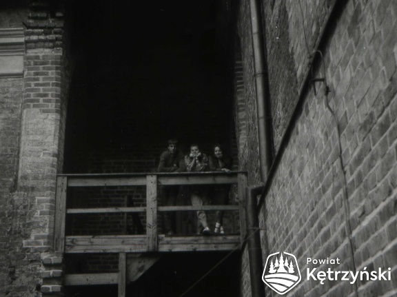 Reszel, uczestnicy pleneru malarskiego na balkonie dziedzińca zamkowego – lipiec 1986r.