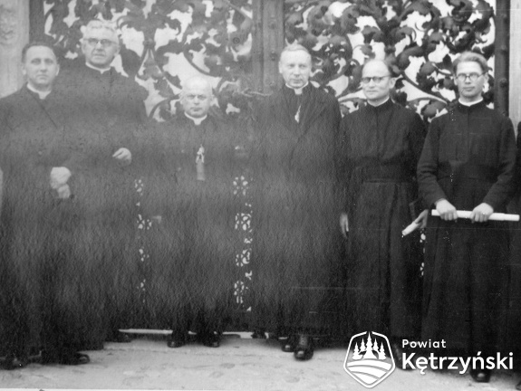 Święta Lipka, jezuici przed bramą – 1950r.