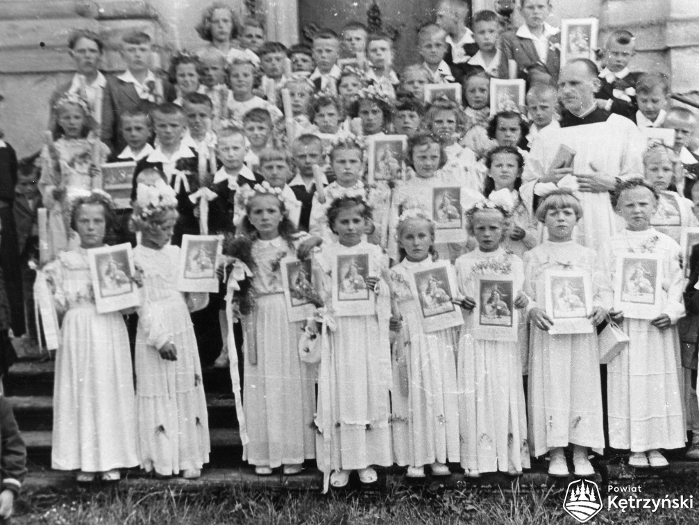 Święta Lipka, pamiątkowe zdjęcie dzieci z I-komunii św. - 1959r.