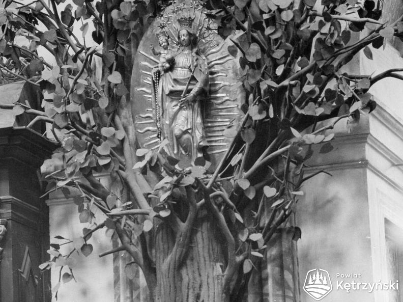 Święta Lipka, figurka NMP na stylizowane lipie – 1962r.