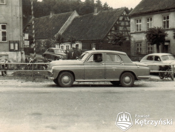 Święta Lipka, taxi nr 6 na parkingu przed restauracją „Zalesie” - 1968r.
