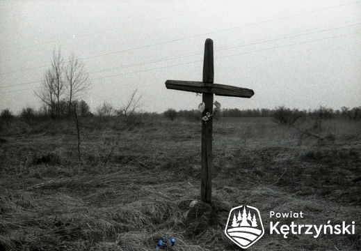 Spręgliny, krzyż w nieistniejącej wsi – 1999r.