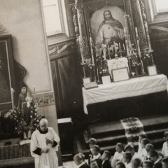 Korsze, grupa dzieci z ks. proboszczem Stanisławem Lachowiczem podczas uroczystości I Komunii św. – 1957r.