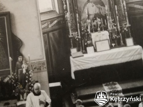 Korsze, grupa dzieci z ks. proboszczem Stanisławem Lachowiczem podczas uroczystości I Komunii św. – 1957r.