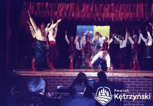 Srokowo, występ artystów z Ukrainy na rozpoczęcie roku kulturalnego na scenie Gminnego Ośrodka Kultury (GOK) – 1999r.