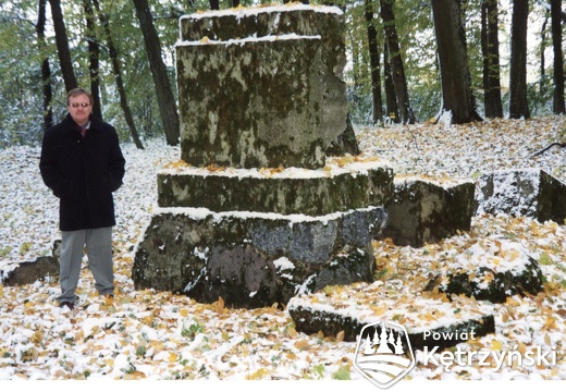 Tołkiny, ruiny pomnika w parku pałacowym – 2003r.