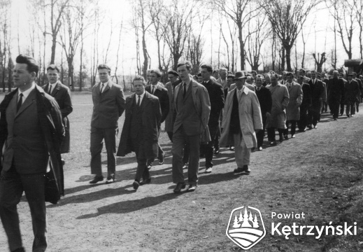 Korsze, uczestnicy pochodu na stadionie – 1.05.1969r.
