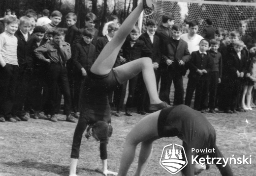 Korsze, pokazy gimnastyczne uczniów ze szkoły podstawowej – 1970r.