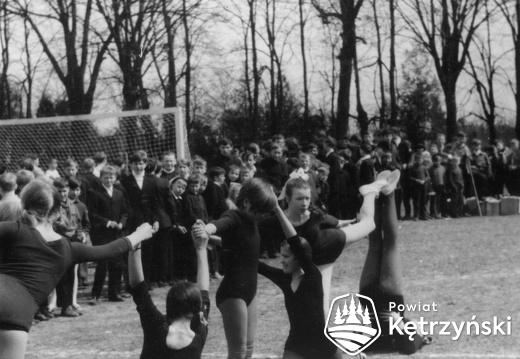 Korsze, pokazy gimnastyczne uczniów ze szkoły podstawowej – 1970r.