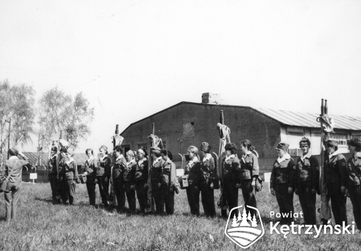 Korsze, ćwiczenia członków oddziału samoobrony przy Olsztyńskich Zakładach Sieci Rybackich – 1970r.