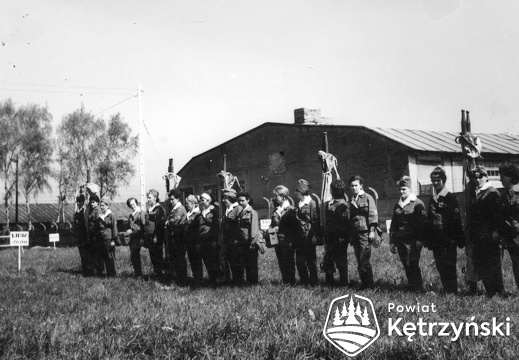 Korsze, ćwiczenia członków oddziału samoobrony przy Olsztyńskich Zakładach Sieci Rybackich – 1970r