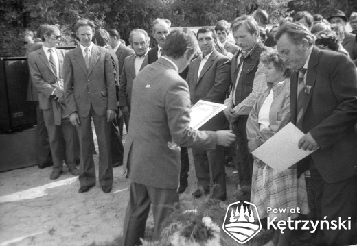 Korsze, dożynki gminne, Naczelnik Miasta i Gminy wręcza dyplomy wyróżnionym rolnikom  – 1987r.