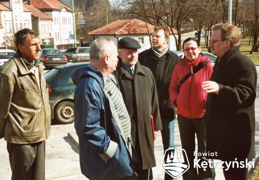 Pracownicy służb konserwatorskich z Olsztyna podczas spotkania z członkami Towarzystwa Miłośników Ziemi Kętrzyńskiej w sprawie murów obronnych – 2004r.