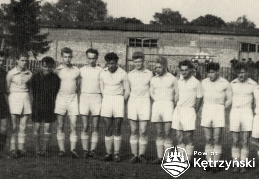Drużyna piłki nożnej „Orzeł” Kętrzyn - boisko przy ul. Sikorskiego - 1955r.