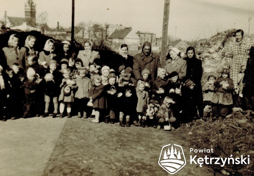 Grupa mieszkańców z dziećmi ze „święconkami” - Wielka Sobota (w głębi ruiny starego miasta) – 1956r.
