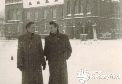 Adam Wasilewski i Ludwik Różański przed siedzibą ówczesnego Prezydium Powiatowej Rady Narodowej – 1959r.