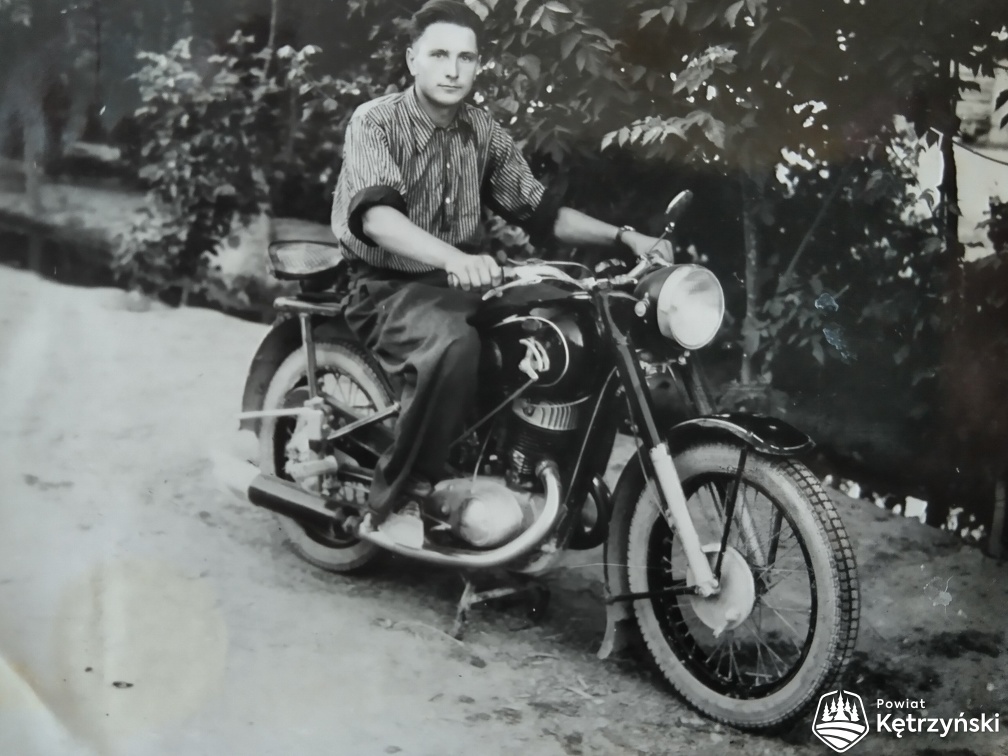  Przesiedleniec z Kazachstanu Lubomir Rutkowski na motocyklu „Iż” przed domem ul. Słowackiego 5 – 1956r.  