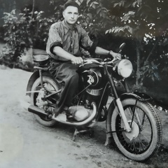  Przesiedleniec z Kazachstanu Lubomir Rutkowski na motocyklu „Iż” przed domem ul. Słowackiego 5 – 1956r.  