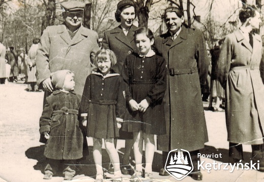 Adam Matejek (po lewej) z rodziną na pl. Wolności (ob. pl. Piłsudskiego) – koniec lat 50. 