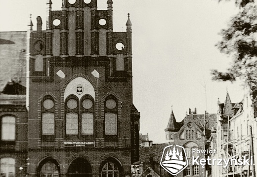 Remont elewacji budynków przy ul. Mickiewicz i budowa skrzydła starostwa na fundamentach schronu – 1959r.    