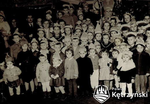 Grupa dzieci podczas choinki zakładowej – 12.02.1958r. 