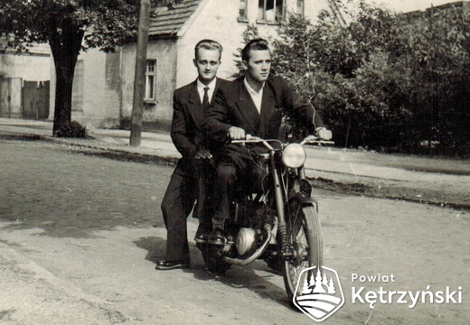 Stanisław Skóra na motocyklu z kolegą – koniec lat 50. 