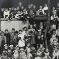 Jubileusz 60. urodzin ks. Rajmunda Butrymowicza z grupą dzieci na schodach plebanii parafii św. Jerzego – 1956r.    