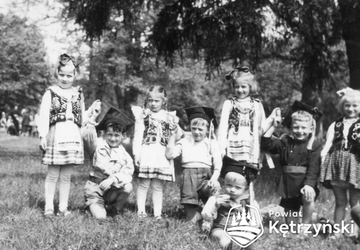 Grupa dzieci z przedszkola w strojach krakowskich – 1957r.  