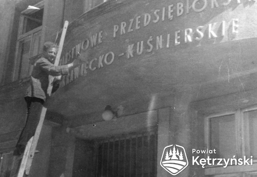 Wacław Hałasik przy montażu szyldu na budynku ul. Sikorskiego 22 – początek lat 50.   