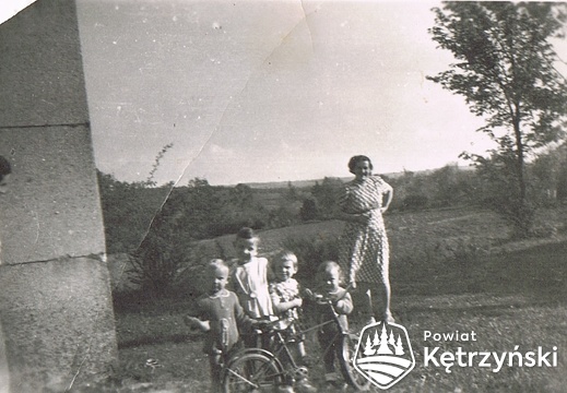 Teren cmentarza wojennego od strony ul. Gdańskiej, od lewej Pani Bartkowska (mało widoczna przy pylonie) z synami oraz Elżbieta Nowak, Ewa Drzewiecka, na dalszym planie Wanda Koniuszewska – 1955r.