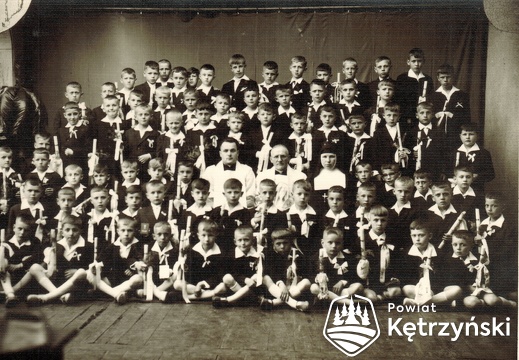 Grupa chłopców podczas pamiątkowego zdjęcia wykonanego z okazji I komunii św., w środku siedzi ks. Alojzy Neuman, proboszcz parafii św. Katarzyny – 1963r.