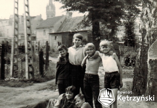 Grupa dzieci na podwórku ówczesnej posesji ul. Traugutta 10 (obecnie nr 23) – 1967r.   