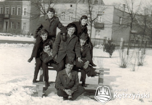 Grupa młodzieży na skwerze przy loży – 1968r.     