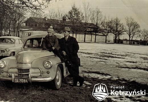 Stanisław Skóra na stadionie przy samochodzie z synem – koniec lat 60.      