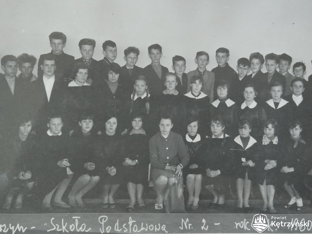 Uczniowie klasy Szkoły Podstawowej nr 2, w środku wychowawca Bronisława Rutkowska – 1960/61            