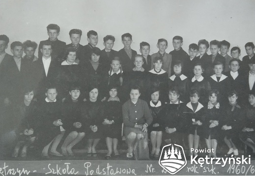 Uczniowie klasy Szkoły Podstawowej nr 2, w środku wychowawca Bronisława Rutkowska – 1960/61            