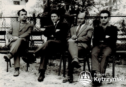 Nauczyciele Liceum Ogólnokształcącego, od lewej Stanisław Łoziński, Mirosław Jasionowicz, Zygmunt Hołownia, Kazimierz Ogrodnik – 1966r.       