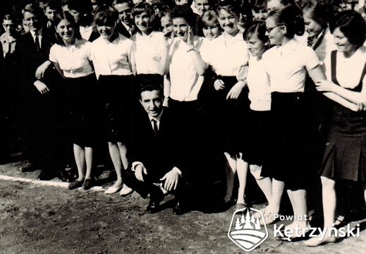 Grupa młodzieży na boisku Liceum Ogólnokształcącego z Kazimierzem Ogrodnikiem – 1967r.       