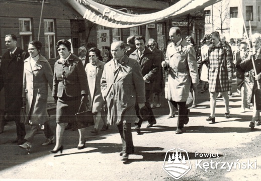 Kadra pedagogiczna Liceum Ogólnokształcącego podczas pochodu – 1.05.1967r. 