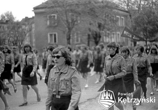  Grupa harcerek podczas pochodu – 1.05.1968r.  