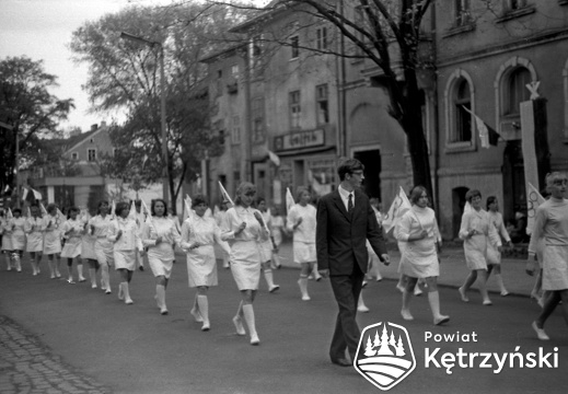 Grupa sportsmenek podczas pochodu – 1.05.1968r.    