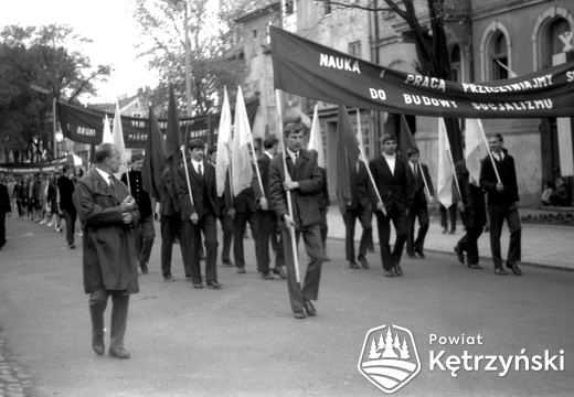  Grupa młodzieży Liceum Ogólnokształcącego podczas pochodu ul. Sikorskiego – 1.05.1968r.   