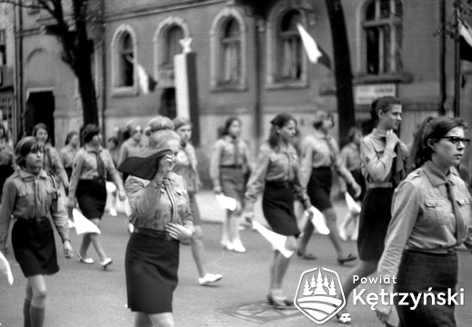 Grupa harcerek podczas pochodu ul. Sikorskiego – 1.05.1968r.   