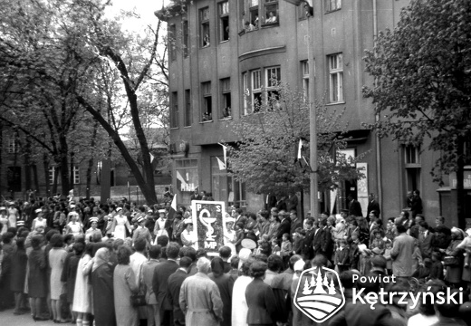 Pielęgniarki z Policealnego Studium Pielęgniarskiego podczas pochodu – 1.05.1968r.   