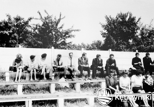 Grupa nauczycieli podczas spartakiady młodzieży Liceum Ogólnokształcącego na stadionie miejskim – 1.06.1968r.    