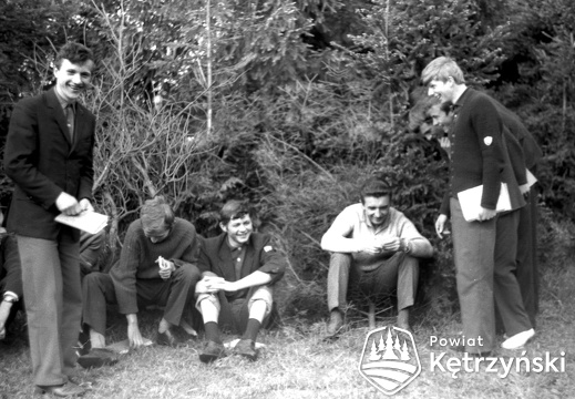 Kazimierz Ogrodnik z grupą uczniów podczas zajęć przysposobienia obronnego - czerwiec 1968r.      