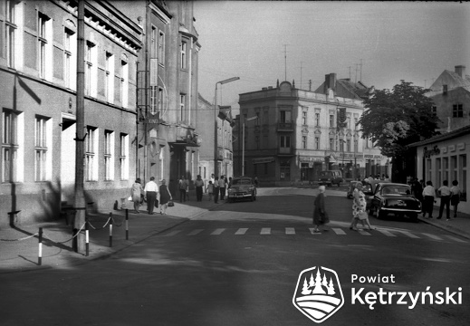 Fragment ul. Sikorskiego między restauracją „Kosmos” (po lewej) a kawiarnią „Magnolia” (po prawej) – 15.06.1968r.     