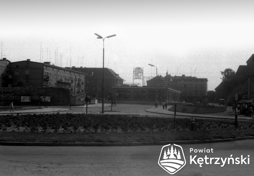 Widok na pawilon PSS „Społem” i stare miasto od ronda – 11.08.1968r.    