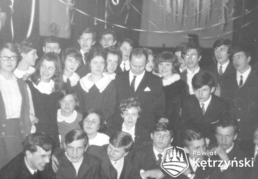 Klasa z wychowawcą (Tadeusz Kosek) podczas studniówki w auli Liceum Ogólnokształcącym – 8.02.1969r.     